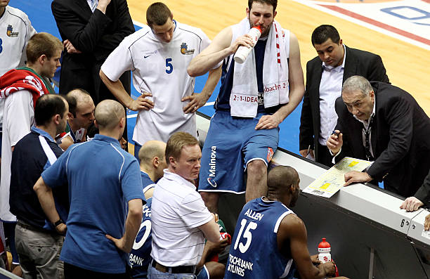 文班25+9马刺大胜爵士 布克40分太阳逆转快船.