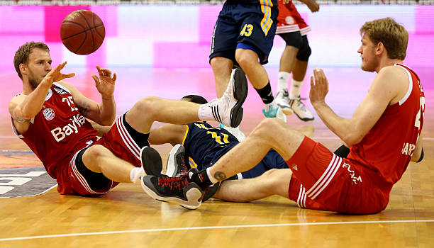 为季后赛做准备！媒体人：雷蒙可能将在北京队客战上海队后复出.