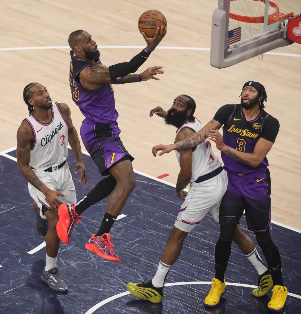 玩得很开心啊！唐斯中国行“偶遇”小卡 当场进行三分PK